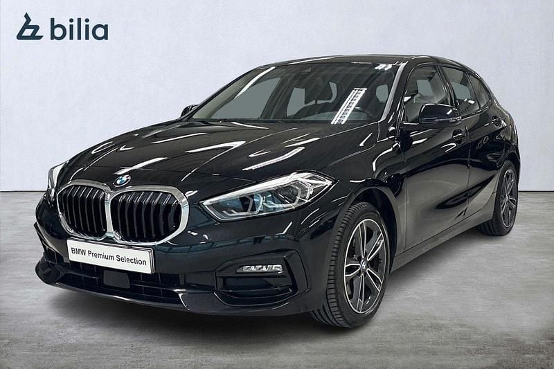 Svart Begagnad 2022 BMW 118 Sport Line Halvkombi | 227 900 kr (Marknadspris) - Bild 1/4