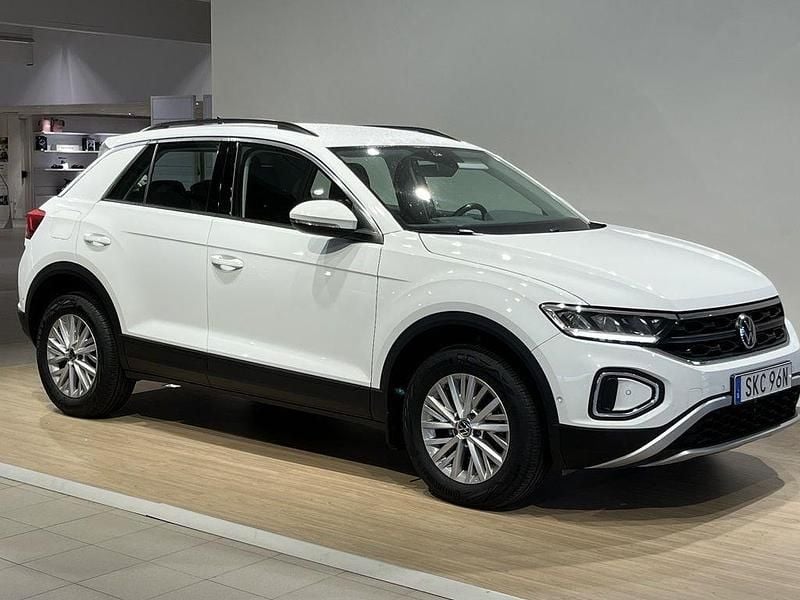 Vit (pure white) Begagnad 2023 VW T-Roc Life SUV | 274 900 kr (Marknadspris) - Bild 1/3