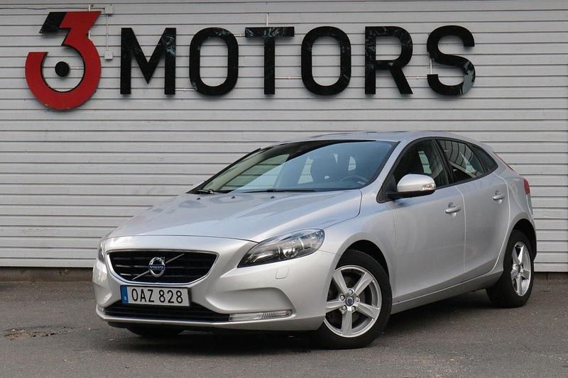 Silver Begagnad 2015 Volvo V40 Kinetic Kombi | 147 900 kr (Marknadspris) - Bild 1/4