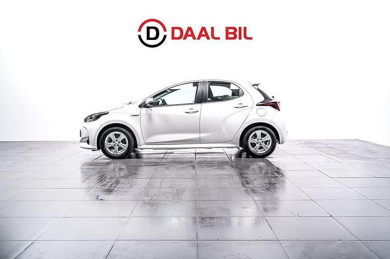 Vit Begagnad 2021 Toyota Yaris Hybrid Active Halvkombi | 189 700 kr (Superpris) - Bild 1/4
