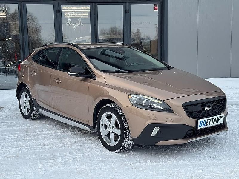 Begagnad Volvo V40 Summum 177 HK (130 kW) 2012 Brun Halvkombi