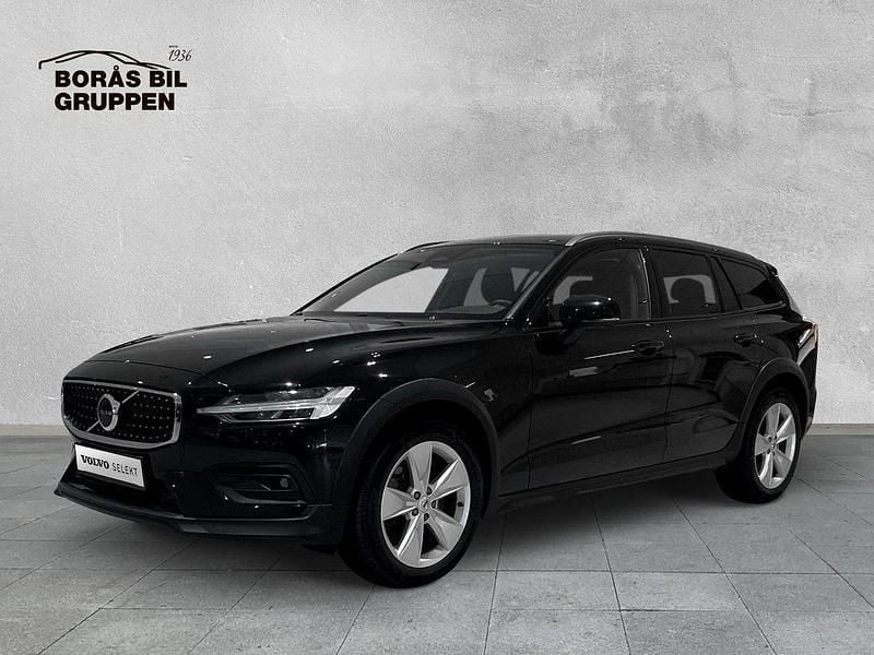 Svart Begagnad 2023 Volvo V60 CC Core Kombi | 379 000 kr (Marknadspris) - Bild 1/4