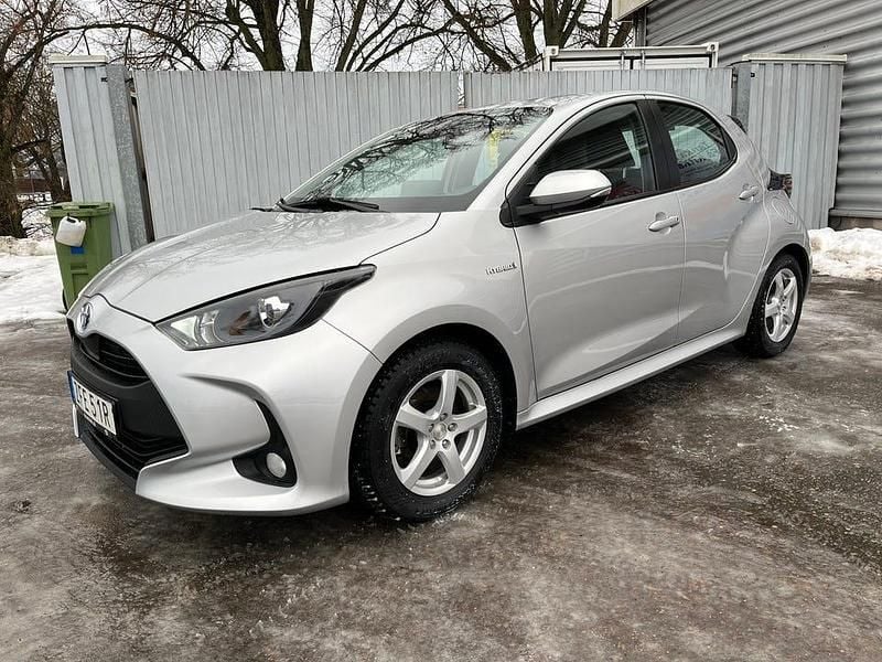 Silvermetallic Begagnad 2021 Toyota Yaris Hybrid Active Halvkombi | 181 900 kr (Marknadspris) - Bild 1/4