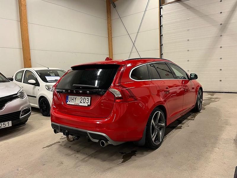 Begagnad Volvo V60 R-Design 163 HK (119 kW) 2011 Röd Kombi