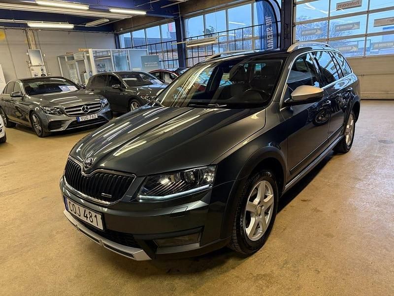 Begagnad Skoda Octavia Scout 150 HK (110 kW) 2016 Grå Kombi