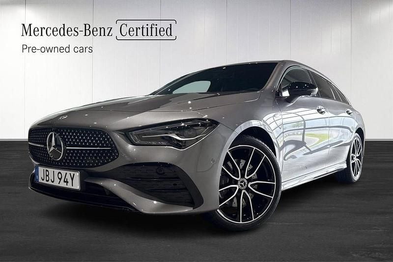Grå Begagnad 2025 Mercedes CLA250 Shooting Brake AMG Kombi | 469 900 kr (Lite dyr) - Bild 1/4