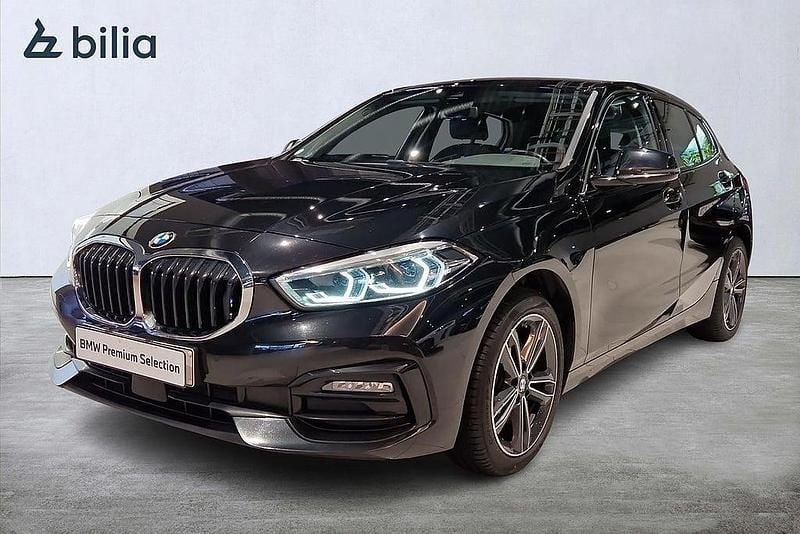 Svart Begagnad 2022 BMW 118 Sport Line Halvkombi | 259 000 kr (Lite dyr) - Bild 1/3