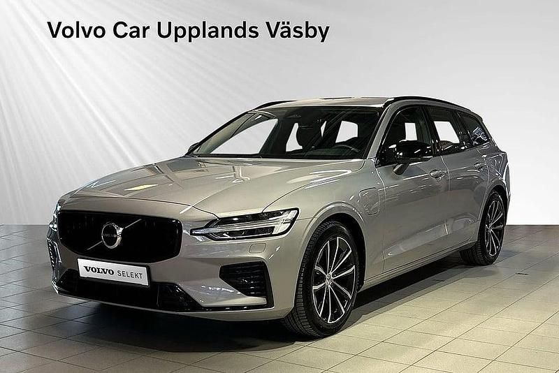 Grå Begagnad 2024 Volvo V60 Plus Kombi | 469 900 kr (Marknadspris) - Bild 1/3