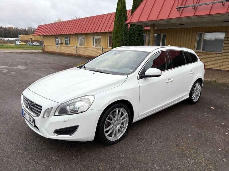 Vit Begagnad 2011 Volvo V60 Summum Kombi | 99 900 kr (Bra pris) - Bild 1/4