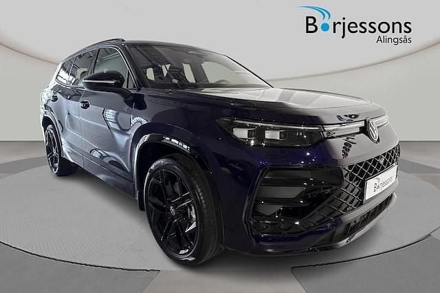 Mörkblå (blå) Ny 2025 VW Tayron R-line SUV | 709 900 kr (Dyr) - Bild 1/4