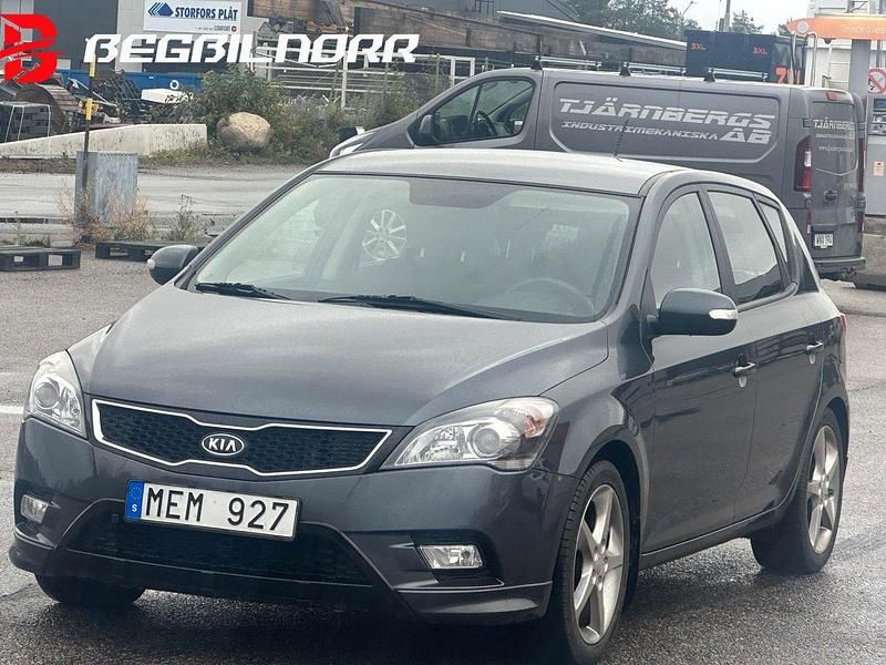 Grå Begagnad 2012 Kia Ceed Halvkombi | 105 000 kr (Lite dyr) - Bild 1/2