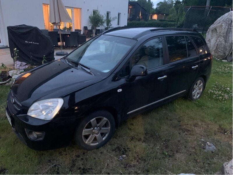 Svart Begagnad 2007 Kia Carens 4 Minibuss | 24 900 kr (Superpris) - Bild 1/4