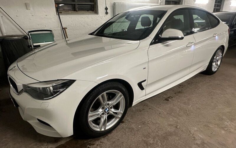 Vit Begagnad 2018 BMW 320 Gran Turismo M Sport Halvkombi | 239 900 kr (Bra pris) - Bild 1/4