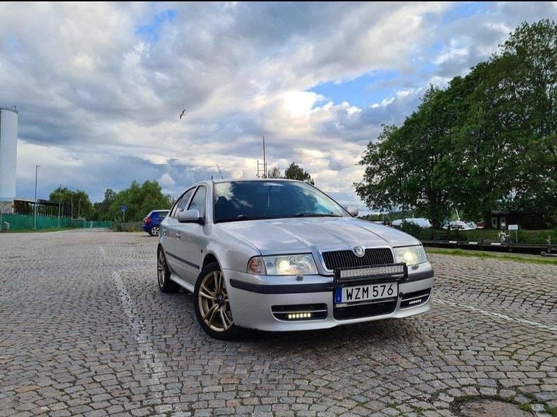 Silver Begagnad 2006 Skoda Octavia RS Halvkombi | 14 500 kr (Marknadspris) - Bild 1/4