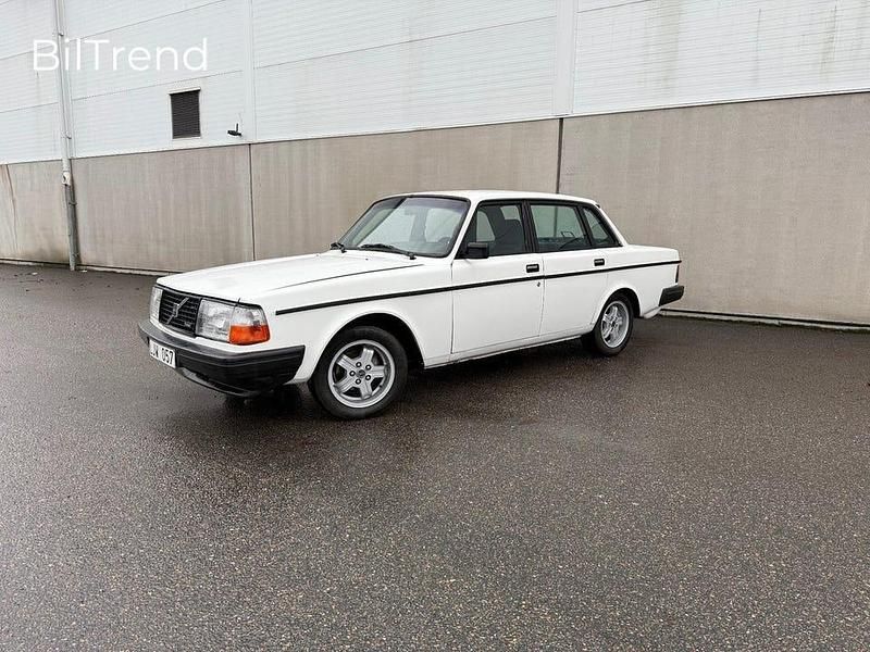 Begagnad Volvo 240 155 HK (114 kW) 1983 Vit Sedan