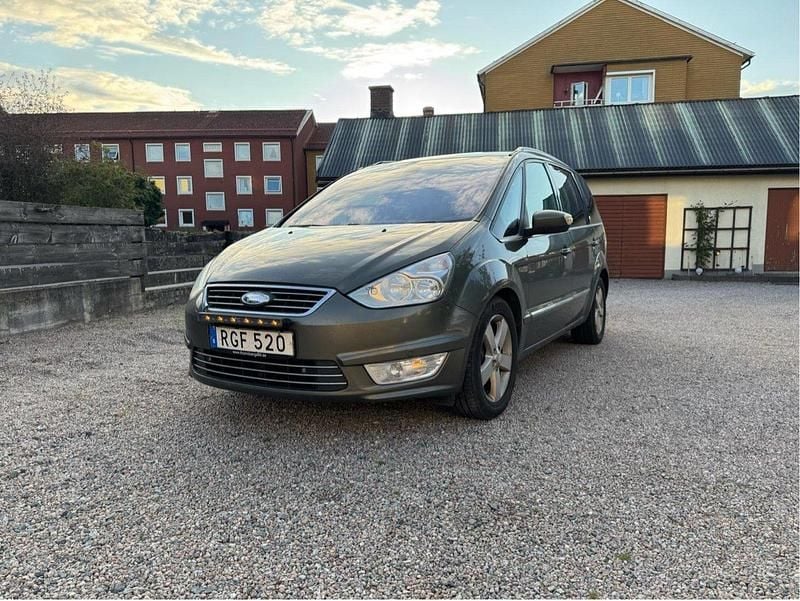 Grå Begagnad 2011 Ford Galaxy Minibuss | 55 000 kr (Dyr) - Bild 1/4
