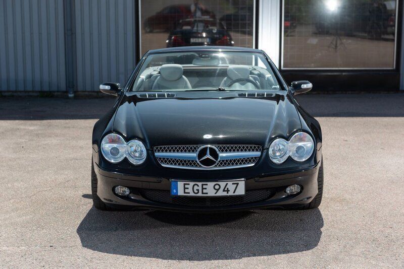 Begagnad Mercedes SL350 245 HK (180 kW) 2005 Svart Cab