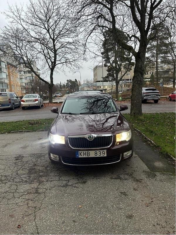 Röd Begagnad 2009 Skoda Superb Elegance Halvkombi | 50 000 kr (Bra pris) - Bild 1/4