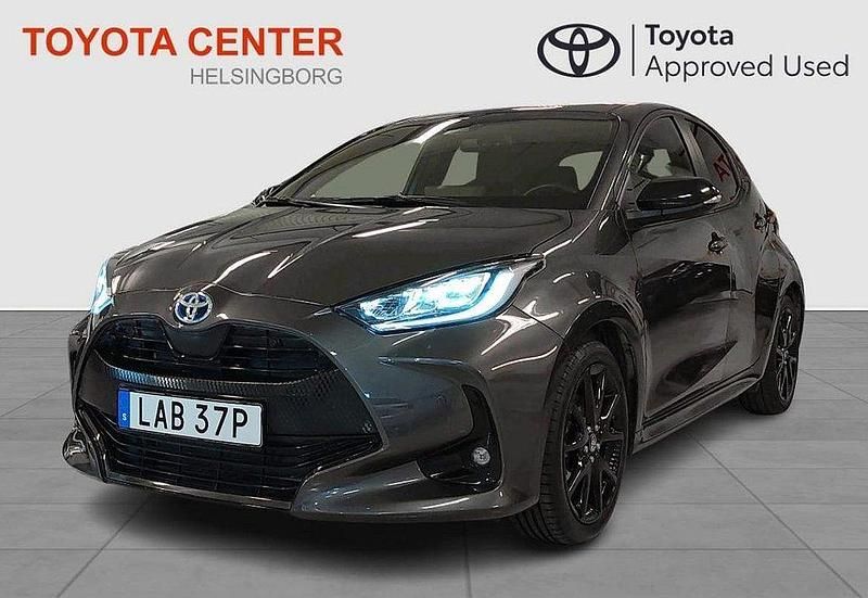 Mörkgrå Begagnad 2023 Toyota Yaris Hybrid Style Halvkombi | 244 900 kr (Marknadspris) - Bild 1/4
