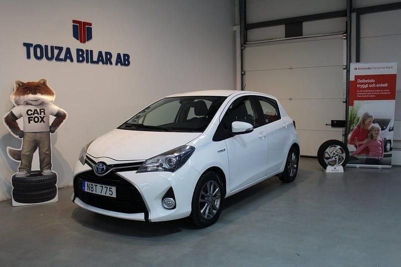 Vit Begagnad 2017 Toyota Yaris Hybrid Active | 137 000 kr (Superpris) - Bild 1/4