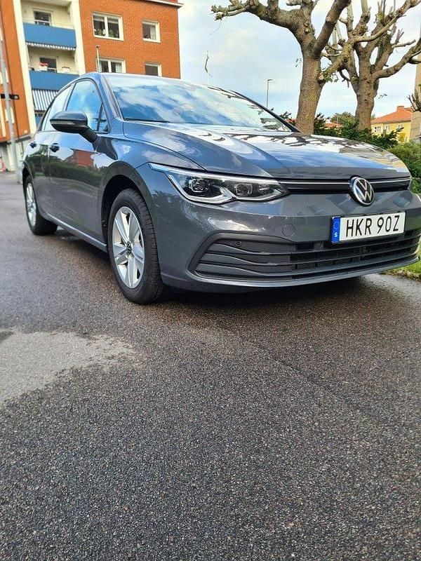 Grå Begagnad 2020 VW Golf VIII Halvkombi | 199 900 kr (Bra pris) - Bild 1/4