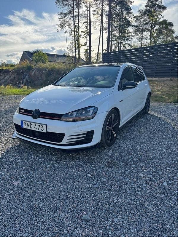 Vit Begagnad 2016 VW Golf VII GTI Halvkombi | 179 900 kr (Marknadspris) - Bild 1/4