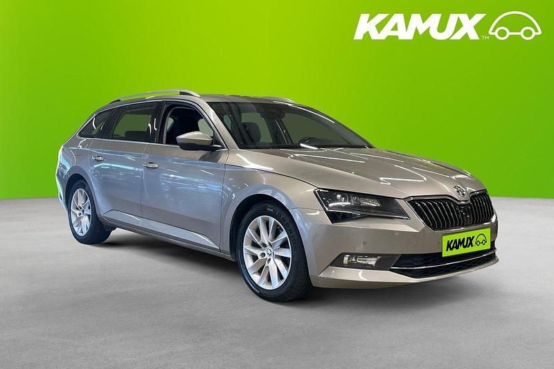 Ljusbrun (brun) Begagnad 2018 Skoda Superb Kombi | 219 800 kr (Marknadspris) - Bild 1/4