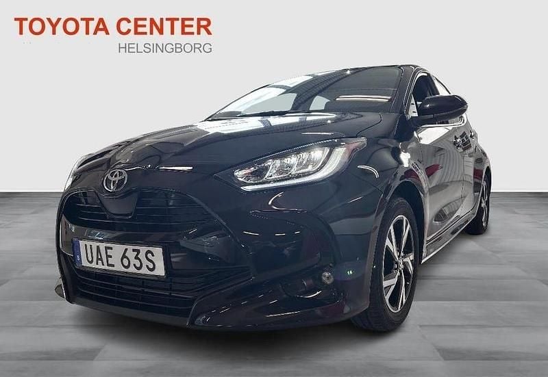 Svart Ny 2025 Toyota Yaris Hybrid Active Halvkombi | 287 800 kr (Marknadspris) - Bild 1/4