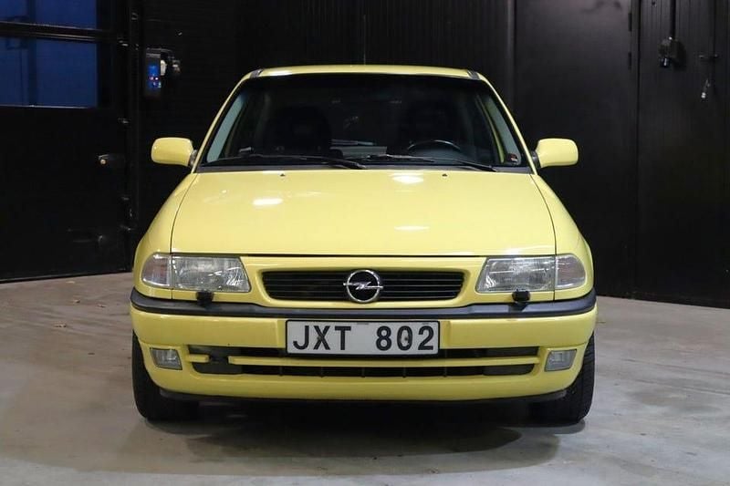 Begagnad Opel Astra Sport 116 HK (85 kW) 1996 Gul Halvkombi