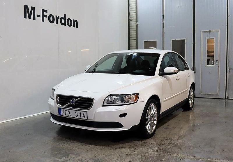 Vit Begagnad 2008 Volvo S40 Kinetic Sedan | 64 900 kr (Lite dyr) - Bild 1/4