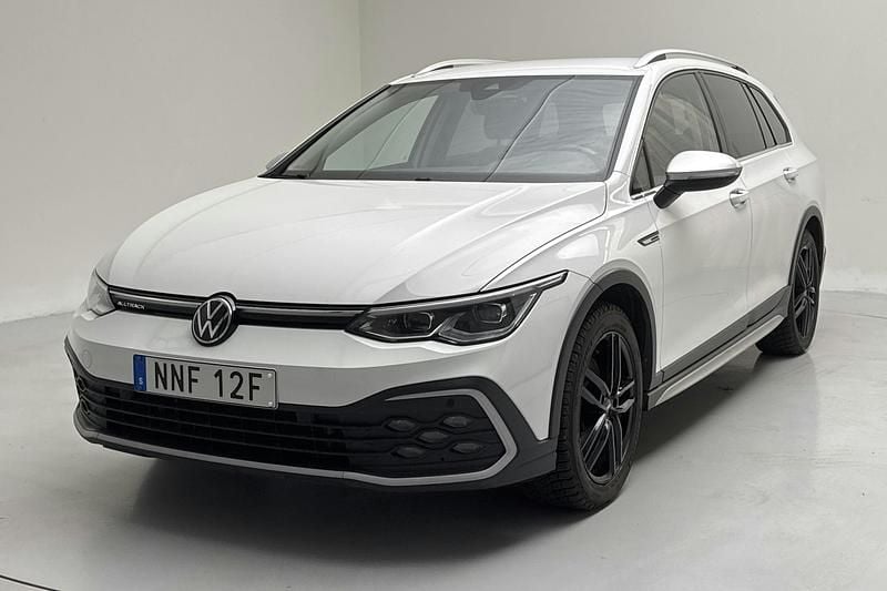 Vit Begagnad 2023 VW Golf Alltrack Kombi | 263 900 kr (Bra pris) - Bild 1/4