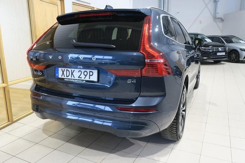Begagnad Volvo XC60 Momentum 197 HK (144 kW) 2021 Mörkblå SUV