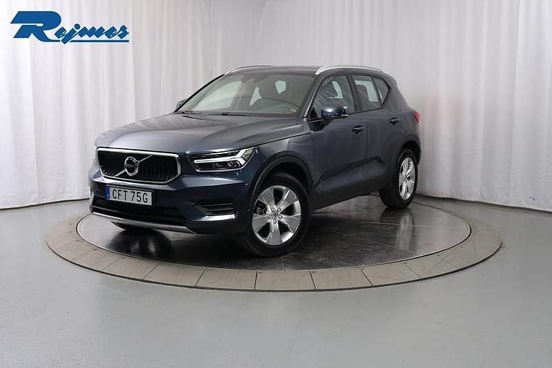 Mörkblå Begagnad 2022 Volvo XC40 Momentum SUV | 339 900 kr (Marknadspris) - Bild 1/4