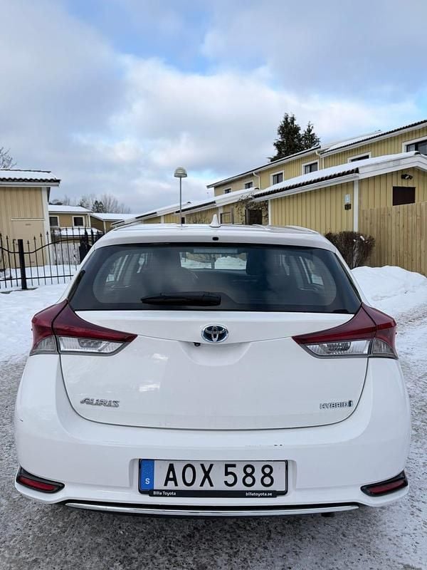 Begagnad Toyota Auris Hybrid 136 HK (100 kW) 2019