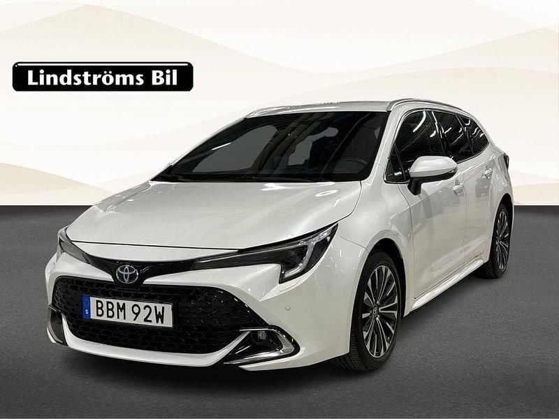 Vit Begagnad 2023 Toyota Corolla Plus Kombi | 289 900 kr (Bra pris) - Bild 1/3