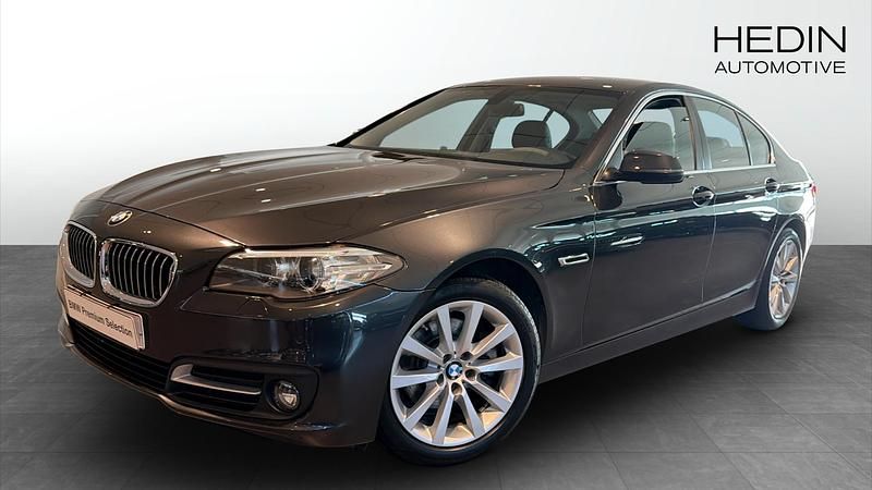 Grå (grey) Begagnad 2016 BMW 520 Sedan | 198 700 kr (Marknadspris) - Bild 1/4