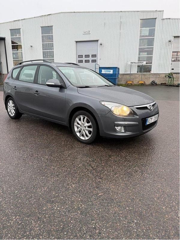 Grå Begagnad 2010 Hyundai i30 Kombi | 39 000 kr (Marknadspris) - Bild 1/4