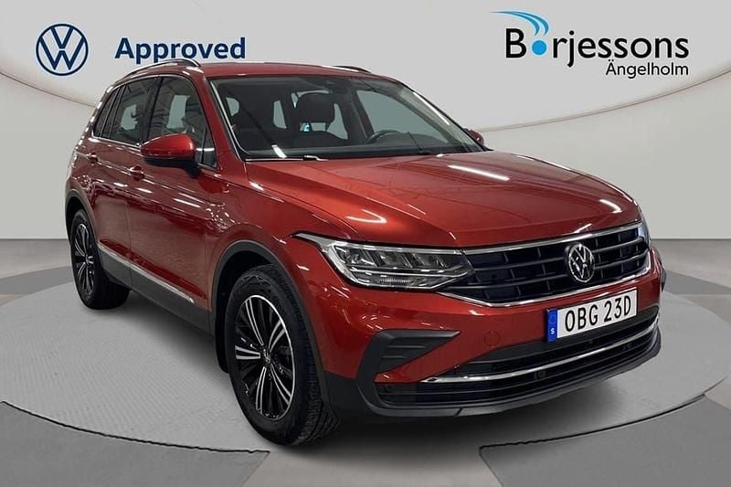 Mörkröd Begagnad 2023 VW Tiguan Life SUV | 339 000 kr (Marknadspris) - Bild 1/4