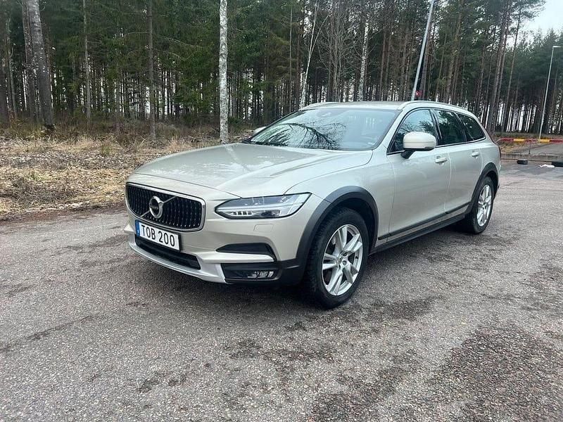 Brun Begagnad 2019 Volvo V90 CC Momentum Kombi | 234 900 kr (Marknadspris) - Bild 1/4