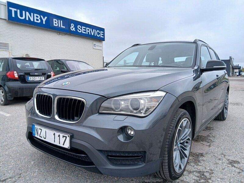 Grå Begagnad 2013 BMW X1 Sport Line SUV | 129 900 kr (Marknadspris) - Bild 1/4