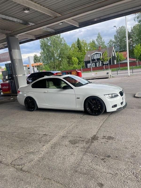 Vit Begagnad 2008 BMW 328 Sportkupé | 130 000 kr - Bild 1/4