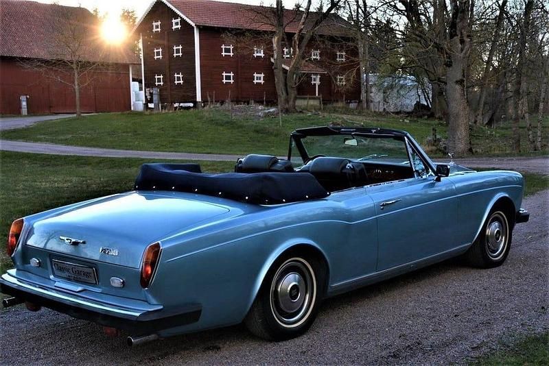 Begagnad Rolls Royce Corniche 231 HK (169 kW) 1982 Ljusblå met/mörkblå sufflett/svart skinn Cab