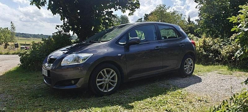 Grå Begagnad 2009 Toyota Auris Halvkombi | 59 000 kr (Marknadspris) - Bild 1/4