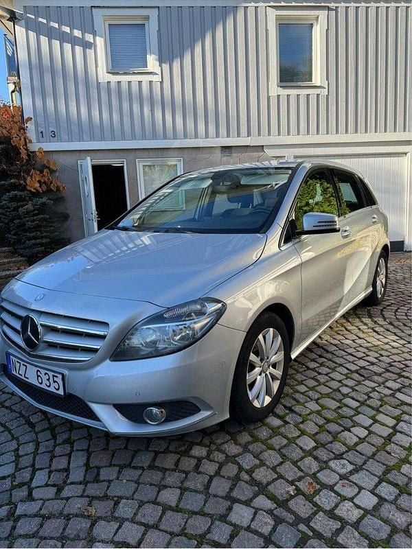 Silver Begagnad 2013 Mercedes B180 Minibuss | 83 000 kr (Bra pris) - Bild 1/4