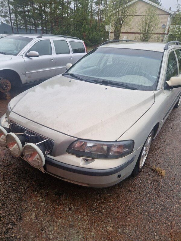 Grå Begagnad 2002 Volvo V70 Business Edition Kombi | 6 000 kr (Superpris) - Bild 1/4
