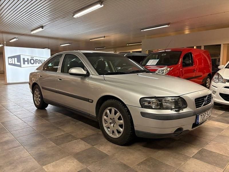 Ljusgrå Begagnad 2002 Volvo S60 Sedan | 34 000 kr (Marknadspris) - Bild 1/4