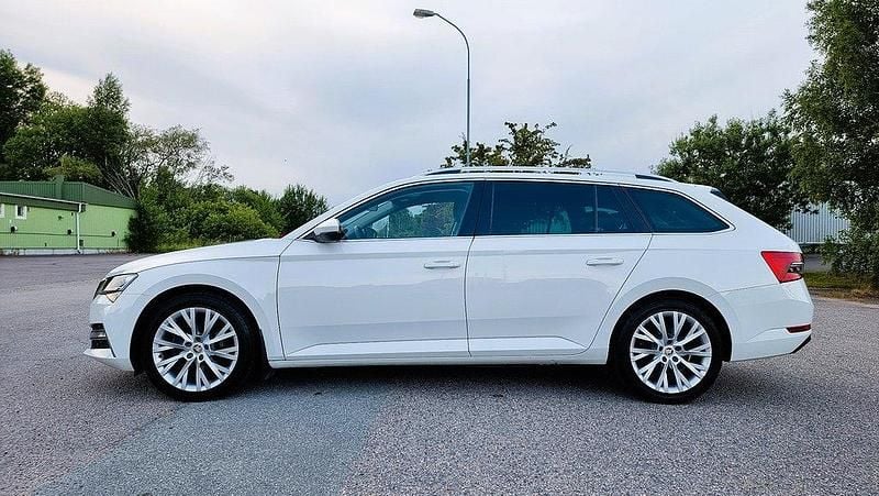 Vit Begagnad 2020 Skoda Superb Kombi | 245 000 kr (Bra pris) - Bild 1/4