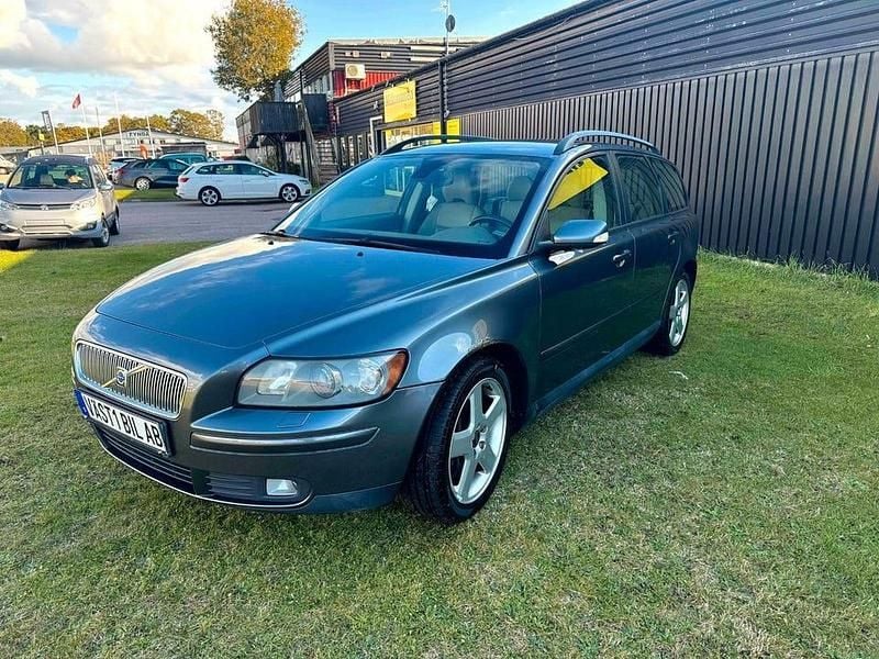 Grå Begagnad 2005 Volvo V50 Summum Kombi | 39 900 kr (Marknadspris) - Bild 1/4