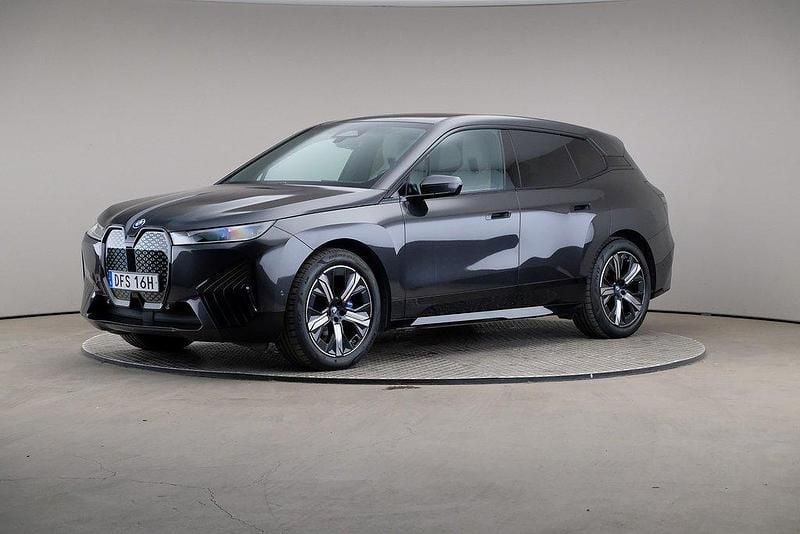 Grå Begagnad 2022 BMW iX Sport Line SUV | 589 000 kr (Superpris) - Bild 1/4
