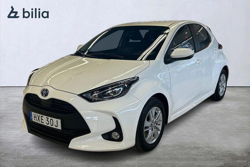 Vit Begagnad 2023 Toyota Yaris Hybrid Active Halvkombi | 229 900 kr (Marknadspris) - Bild 1/3